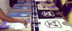 Proses Sablon Kaos Klub Motor